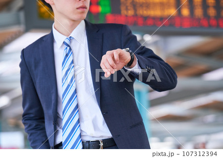 若い男性　駅のホーム　撮影協力「京王電鉄株式会社」 107312394