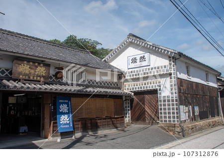 倉敷市玉島　町並み保存地区　仲買町の造り酒屋 107312876