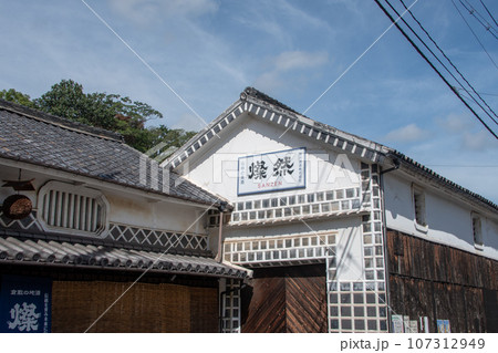 倉敷市玉島　町並み保存地区　仲買町の造り酒屋 107312949