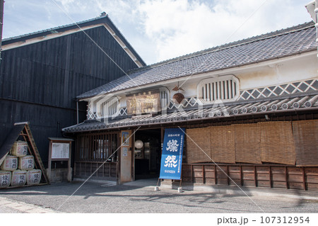 倉敷市玉島　町並み保存地区　仲買町の造り酒屋 107312954