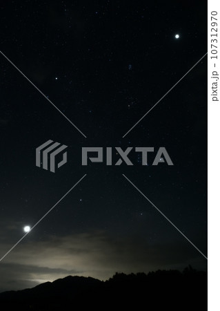 北杜市白州町、金星（左下）と木星（右上）に挟まれた冬のダイヤモンド 107312970