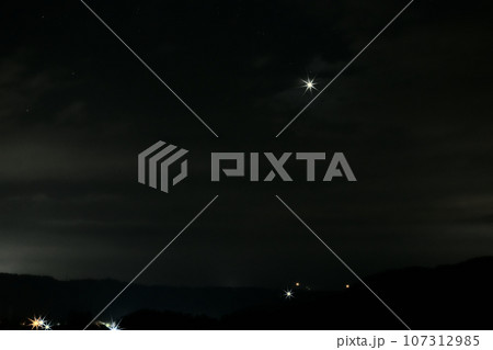 北杜市白州町、明けの空高く昇った一際輝く明けの明星 107312985