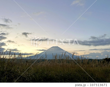 早朝の朝霧高原からの富士山景色 107313671