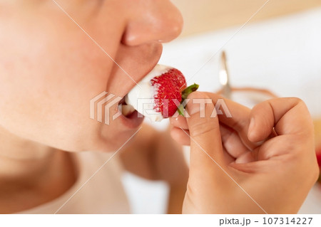 woman having breakfast while dieting in the kitchen 107314227