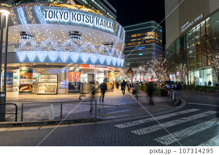 イルミネーションが輝く夜の交通会館 107314295