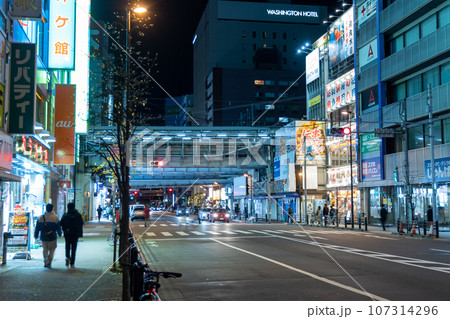 人が減った夜の秋葉原の街 107314296