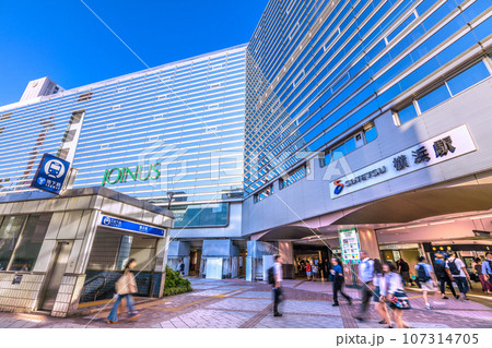 日本の横浜都市景観 秋晴れの夕方…横浜駅や横浜市営地下鉄ブルーライン横浜駅出入口＝28日 107314705