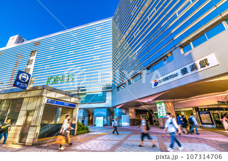 日本の横浜都市景観 秋晴れの夕方…横浜駅や横浜市営地下鉄ブルーライン横浜駅出入口=28日 日本の横浜都市景観 秋晴れの夕方…横浜駅や横浜市営地下鉄ブルーライン横浜駅出入口=28日 107314706