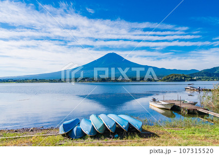 (山梨県)河口湖・湖畔のボートと富士山 (山梨県)河口湖・湖畔のボートと富士山 107315520