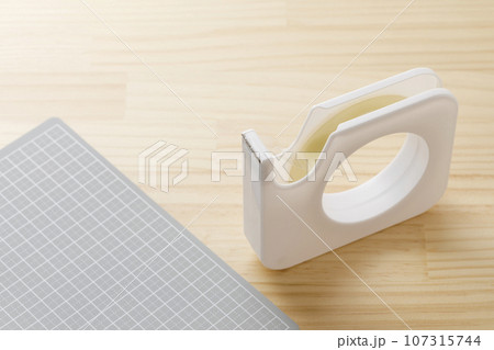 セロハンテープとテープカッター 107315744