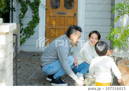 冬の庭の家族 冬の庭の家族 107316825