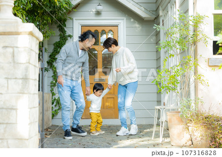 冬の庭の家族 107316828