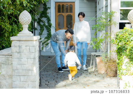 冬の庭の家族 107316833