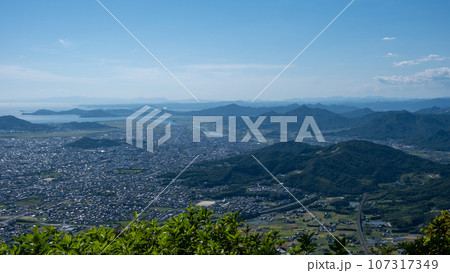 山口県防府市の大平山から、山々や街並みを望む 107317349