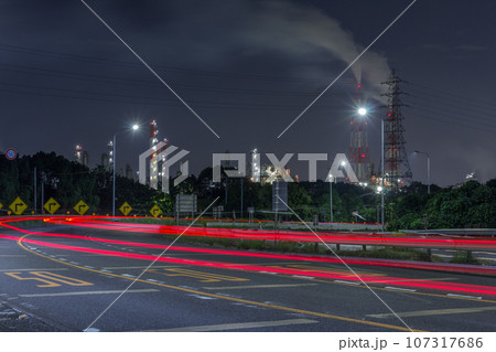 大阪臨海線越しに見る堺泉北臨海工業地帯のプラント群 大阪臨海線越しに見る堺泉北臨海工業地帯のプラント群 107317686
