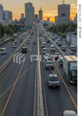 大阪市中央区の法円坂付近の阪神高速 107317690
