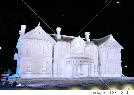 さっぽろ雪まつり 大通会場のライトアップされる大雪像 107318339