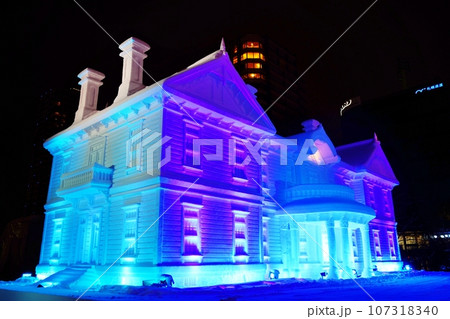 さっぽろ雪まつり 大通会場のライトアップされる大雪像 107318340