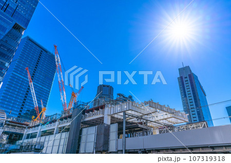 日本の東京都市景観 渋谷駅や駅再開発でズラリ並んだクレーン 日本の東京都市景観 渋谷駅や駅再開発でズラリ並んだクレーン 107319318