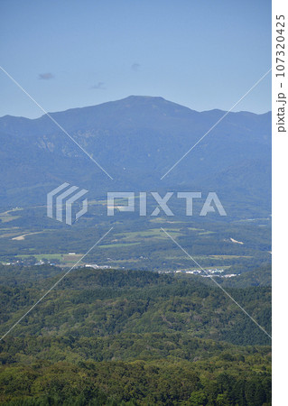 秋の北海道せたな町北桧山区小川高原から狩場山の風景を撮影 秋の北海道せたな町北桧山区小川高原から狩場山の風景を撮影 107320425