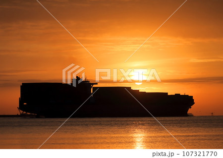 出港するコンテナ船 107321770