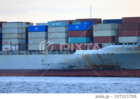 出港するコンテナ船 107321789