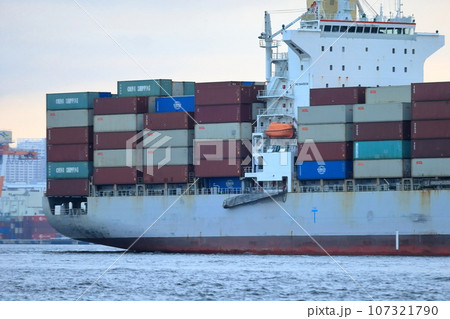 出港するコンテナ船 107321790