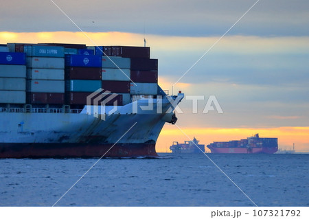 出港するコンテナ船 出港するコンテナ船 107321792