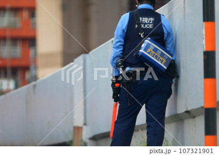 交通違反を取り締まる警察官 107321901