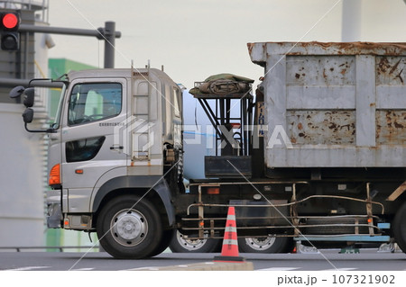 産業廃棄物収集運搬車 107321902