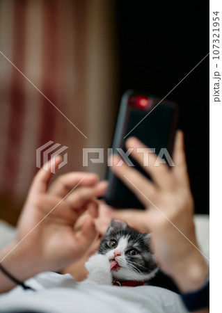 飼い主と猫 飼い主と猫 107321954