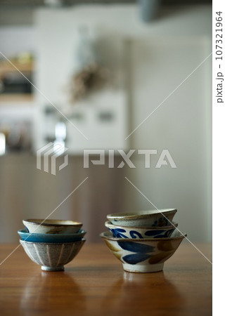 テーブルに並べたご飯茶碗 107321964