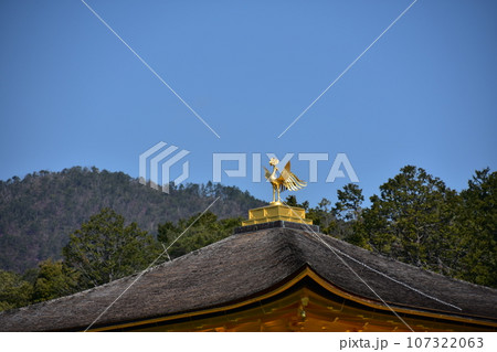 日本の京都　世界遺産の金閣寺　舎利殿のクローズアップ写真　屋根の上に飾られた金色の鳳凰 107322063