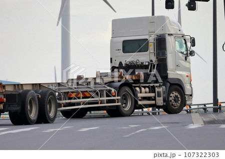 右折するトレーラー 右折するトレーラー 107322303