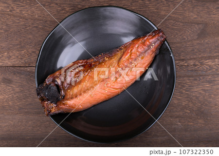 黒皿の上の焼いたサバのみりん干し 黒皿の上の焼いたサバのみりん干し 107322350