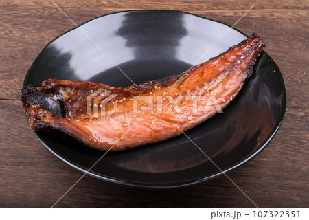 黒皿の上の焼いたサバのみりん干しのアップ 黒皿の上の焼いたサバのみりん干しのアップ 107322351