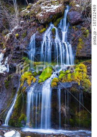 「山梨県」冬の吐竜の滝・北杜市 107322469
