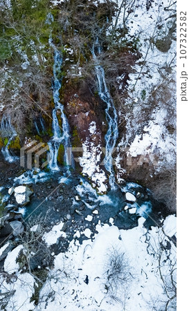 空撮「山梨県」ドローンで冬の吐竜の滝を撮影する 107322582