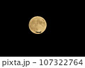 中秋の名月と飛行機 107322764