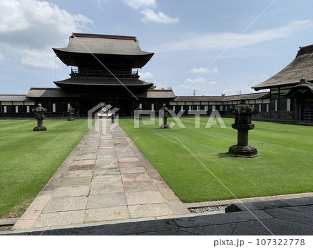 富山県の瑞龍寺の境内 富山県の瑞龍寺の境内 107322778