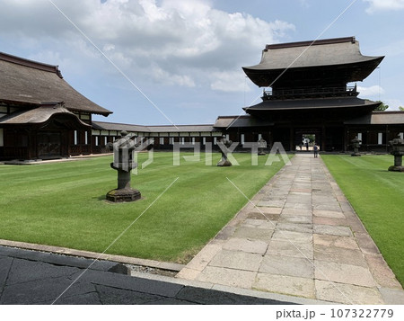 富山県の瑞龍寺の境内 富山県の瑞龍寺の境内 107322779
