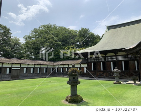 富山県の瑞龍寺の境内 107322787