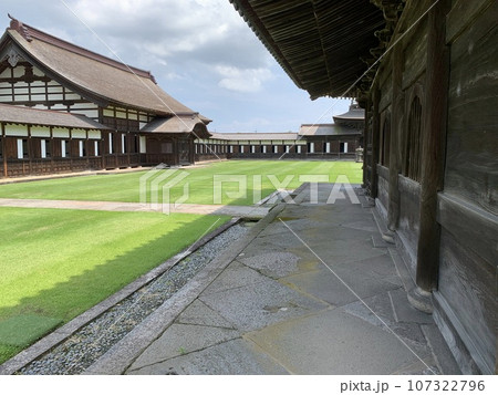 富山県の瑞龍寺の境内 富山県の瑞龍寺の境内 107322796