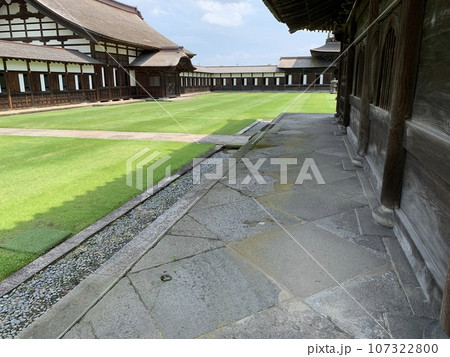 富山県の瑞龍寺の境内 107322800