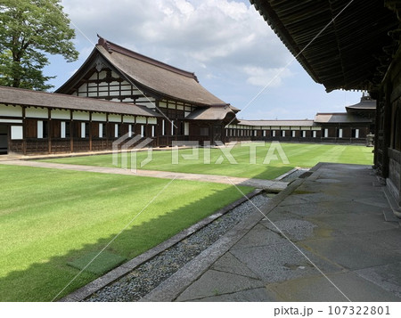 富山県の瑞龍寺の境内 富山県の瑞龍寺の境内 107322801