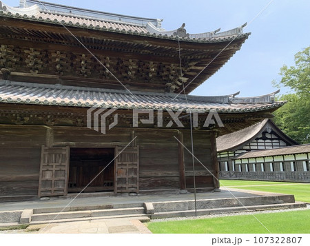 富山県の瑞龍寺の境内 富山県の瑞龍寺の境内 107322807