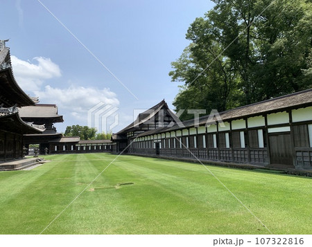 富山県の瑞龍寺の境内 富山県の瑞龍寺の境内 107322816
