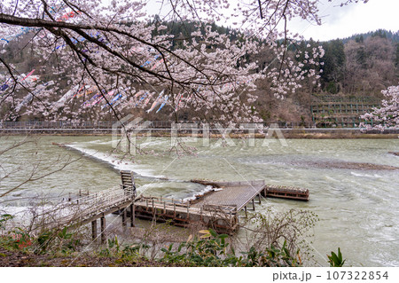山形県白鷹町　最上川にある日本一大きなヤナ場の道の駅白鷹ヤナ公園最上川あゆとぴあ 107322854