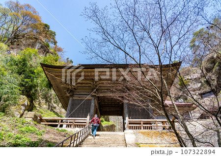 山形県山形市 山寺と通称される立石寺の仁王門に差し掛かる参拝客 山形県山形市 山寺と通称される立石寺の仁王門に差し掛かる参拝客 107322894