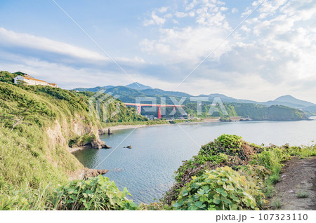 新潟　米山大橋と福浦海岸 107323110